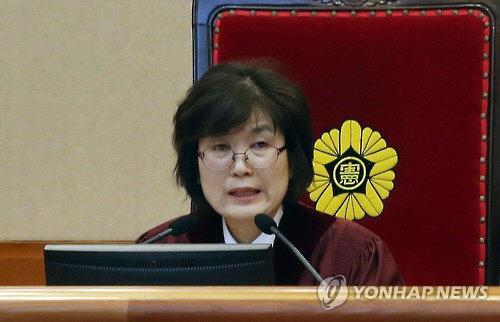 14일 오전 서울 종로구 헌법재판소에서 열린 박근혜 대통령 탄핵심판 13차 변론. 이정미 헌법재판소장 권한대행이 출석 확인을 하고 있다. (사진=연합)